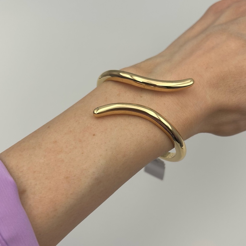 *New* True to Form Unique Gold Cuff Bracelet - Picture 4 of 9